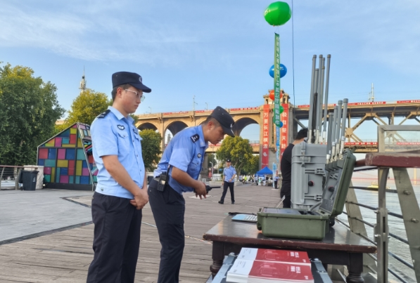 水陆空一体化 武汉警方全力护航渡江节平安